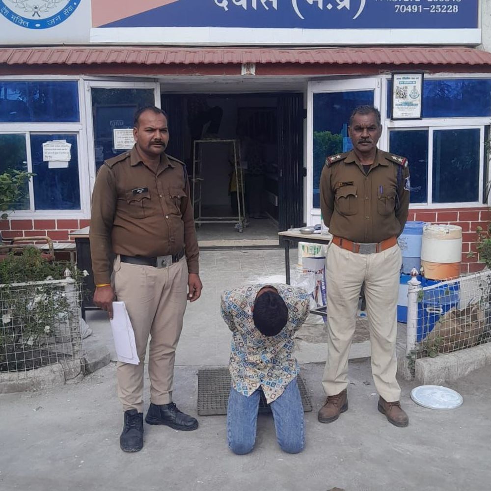 वाहन चेकिंग से भागा आरोपी छह दिन बाद गिरफ्तार:देवास में औद्योगिक क्षेत्र पुलिस ने अंकित को पकड़ा, झाड़ियों से चाकू बरामद