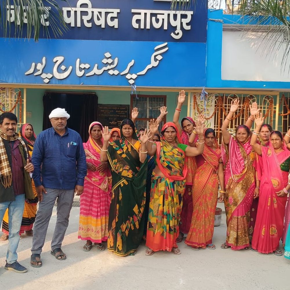 एक महीने से जलापूर्ति बंद, नगर परिषद कार्यालय का घेराव:आक्रोशित महिलाओं ने जताई नाराजगी, समस्या के समाधान नहीं होने पर चक्का जाम की चेतावनी