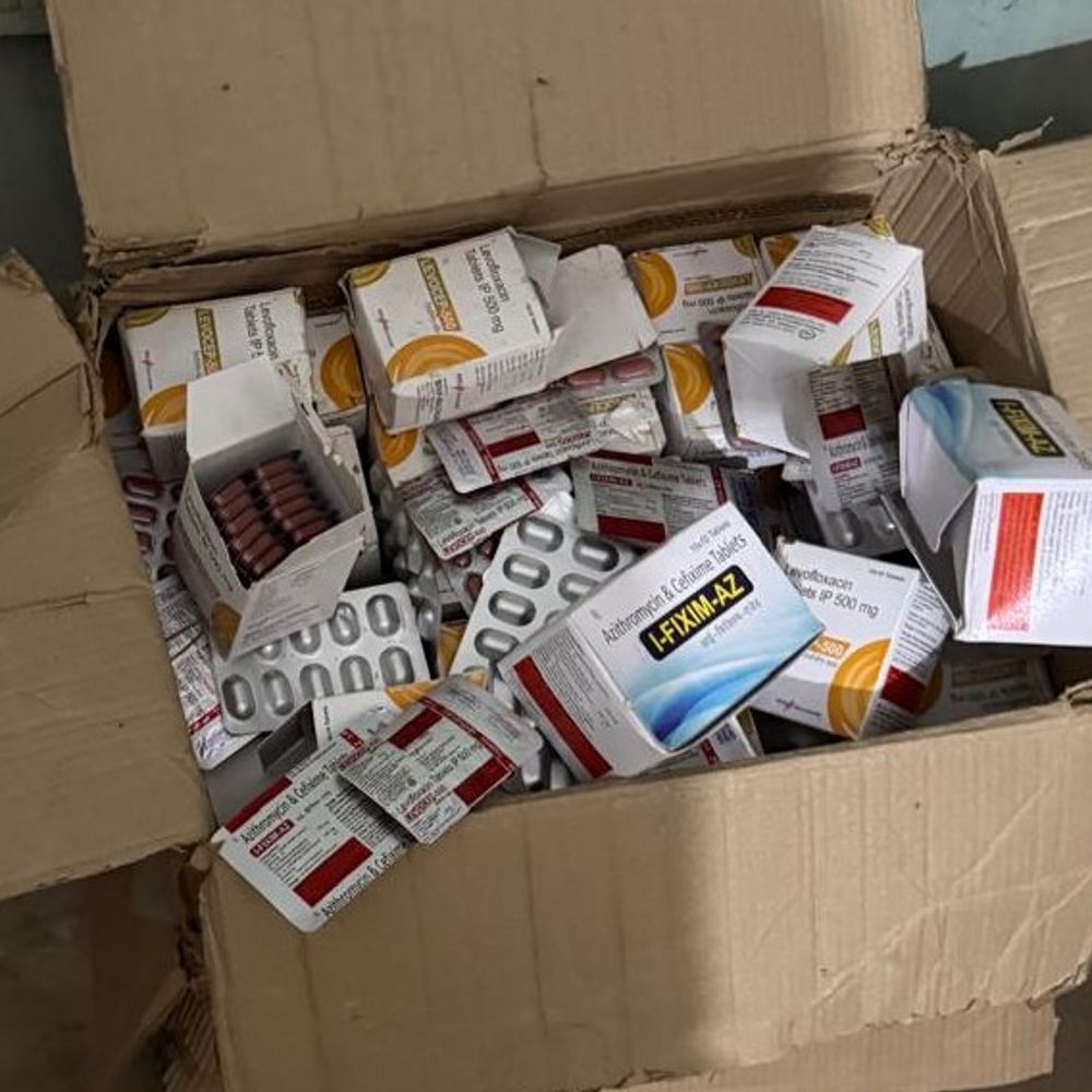 ब्रांडेड लेबल लगाकर दूसरे राज्यों में नकली दवा सप्लाई:जब्त दवाओं के नमूने केंद्रीय प्रयोगशाला में जांच के लिए भेजे, अवैध दवा फैक्ट्री का पर्दाफाश