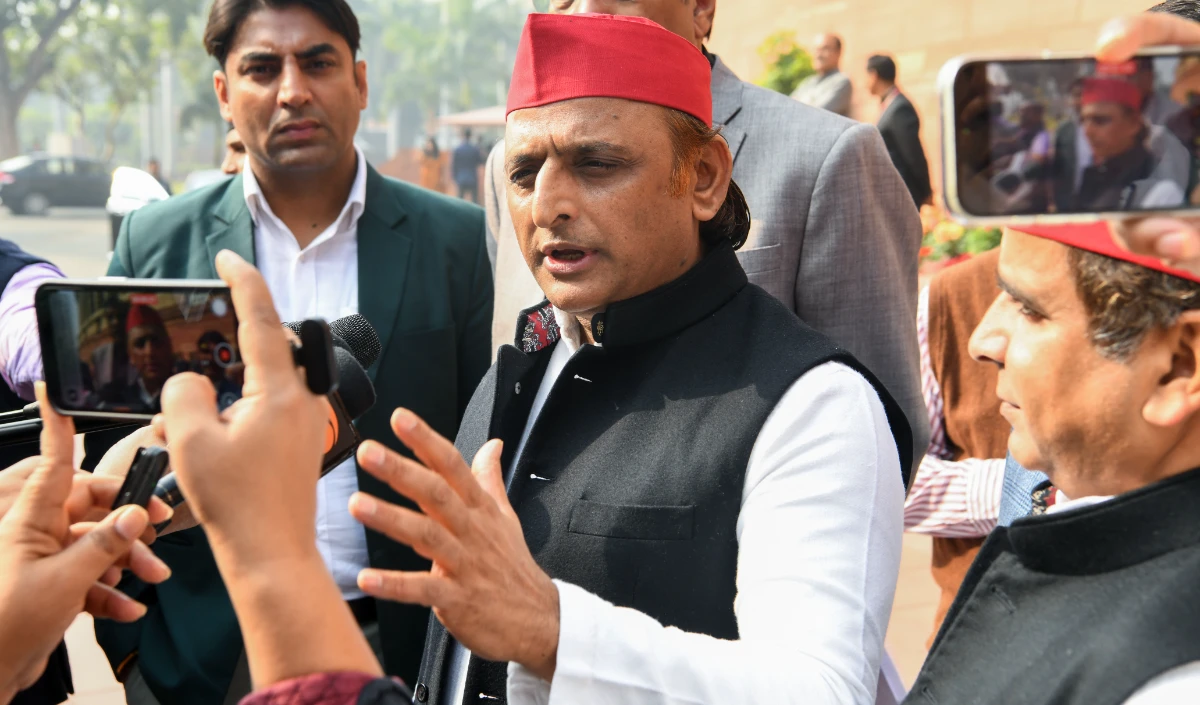 राजनीतिक घमासान: फिल्म ‘घूसखोर पंडत’ पर भड़के अखिलेश यादव, भाजपा पर लगाया ‘समाज को अपमानित’ करने का आरोप