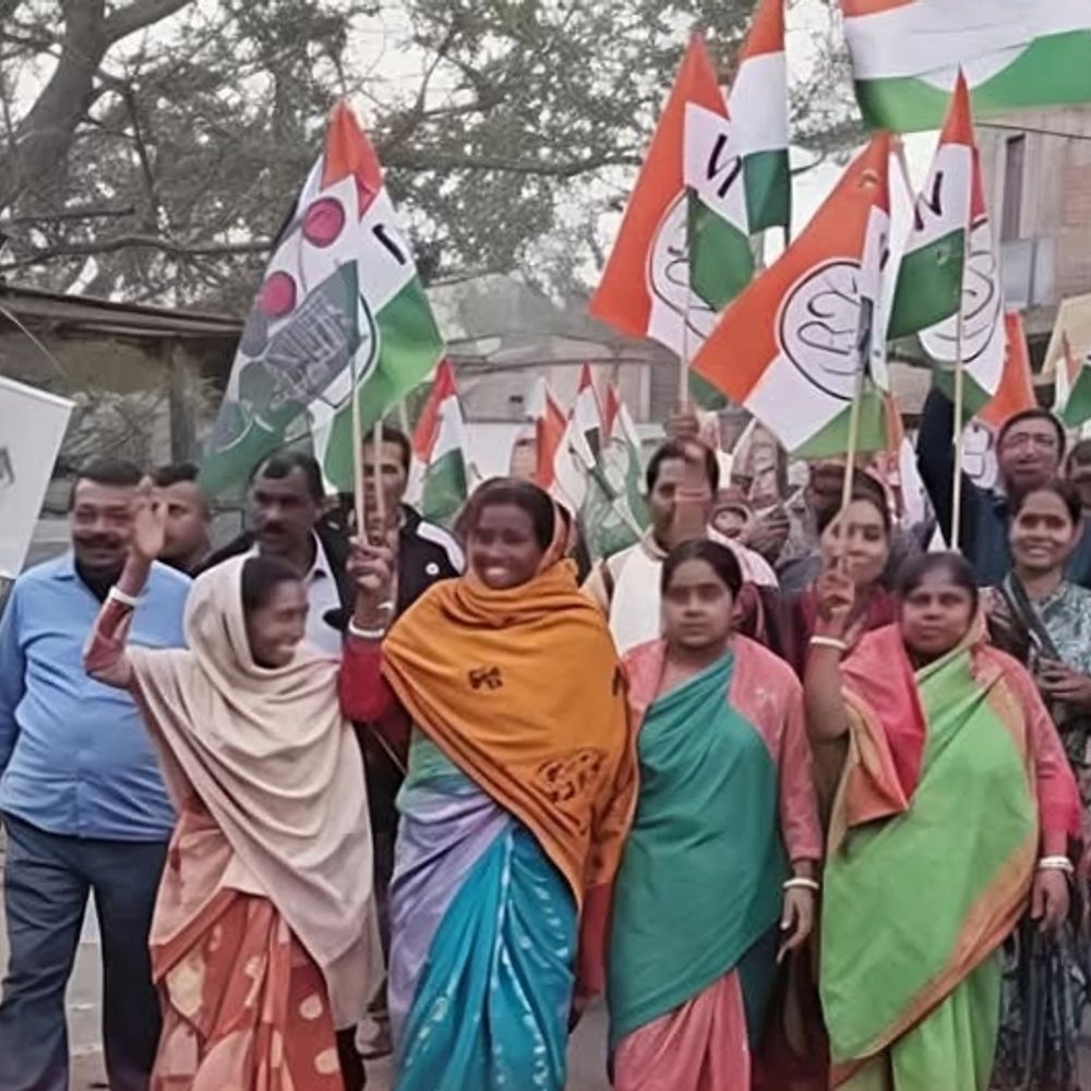 राज्य के बजट में लख्खी भंडार में 500 रुपए की बढ़ोतरी को लेकर तृणमूल कर्मियों ने निकाली रैली