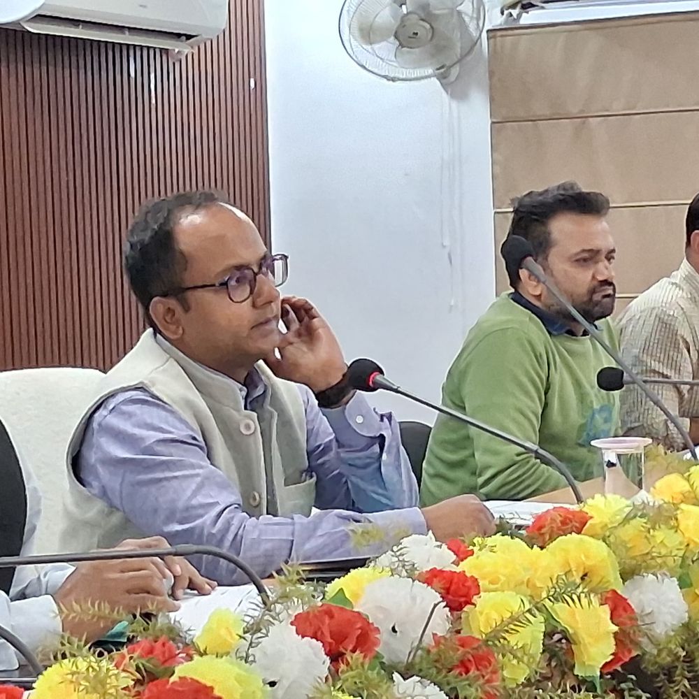 बायोमेट्रिक उपस्थिति प्रणाली की समीक्षा कर प्रभावी क्रियान्वयन और नियमित अनुपालन पर विशेष बल