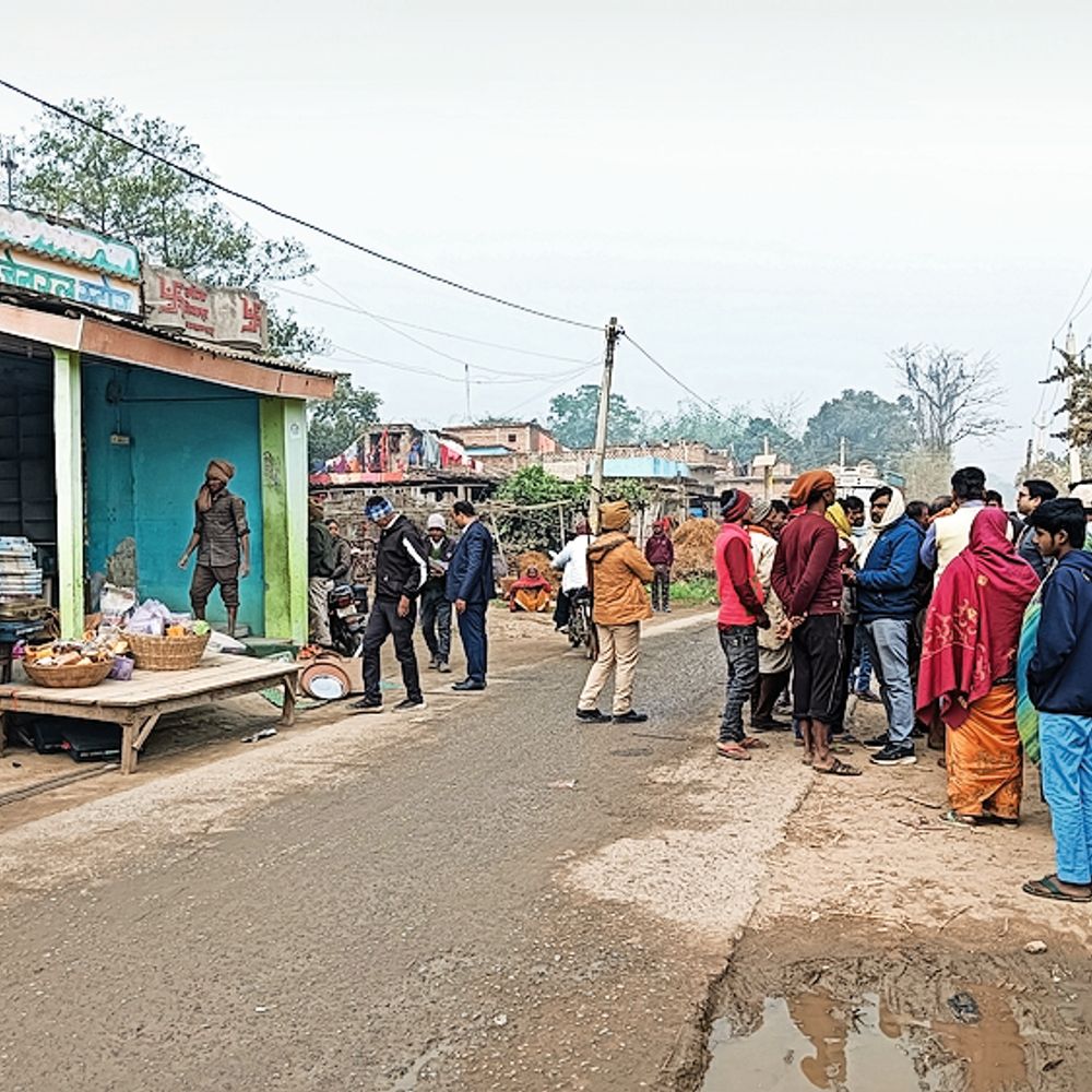 ऋण की राशि समय पर नहीं चुकाने के कारण बैंक ऑफ बड़ौदा ने जब्त की दुकान और मकान