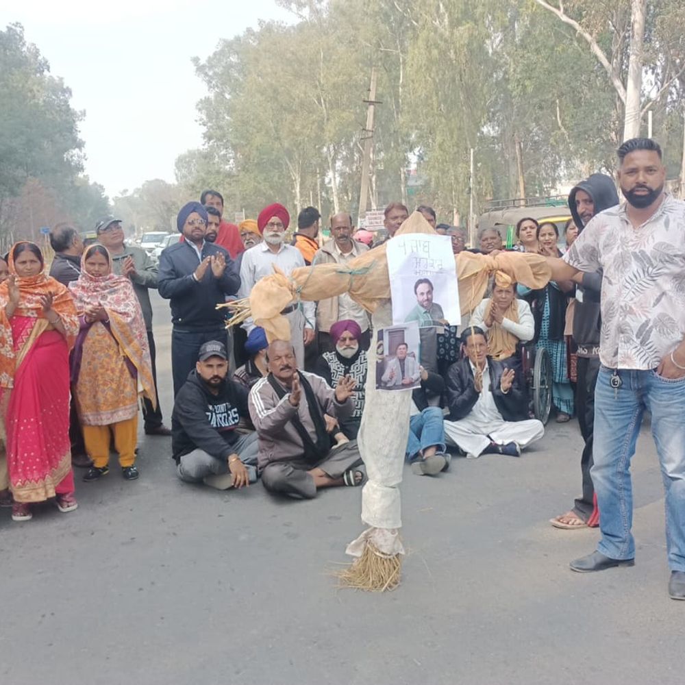 गंदा पानी गलियों में, 3 कॉलोनियों के लोगों ने नारे लगाकर प्रशासन का पुतला फूंका