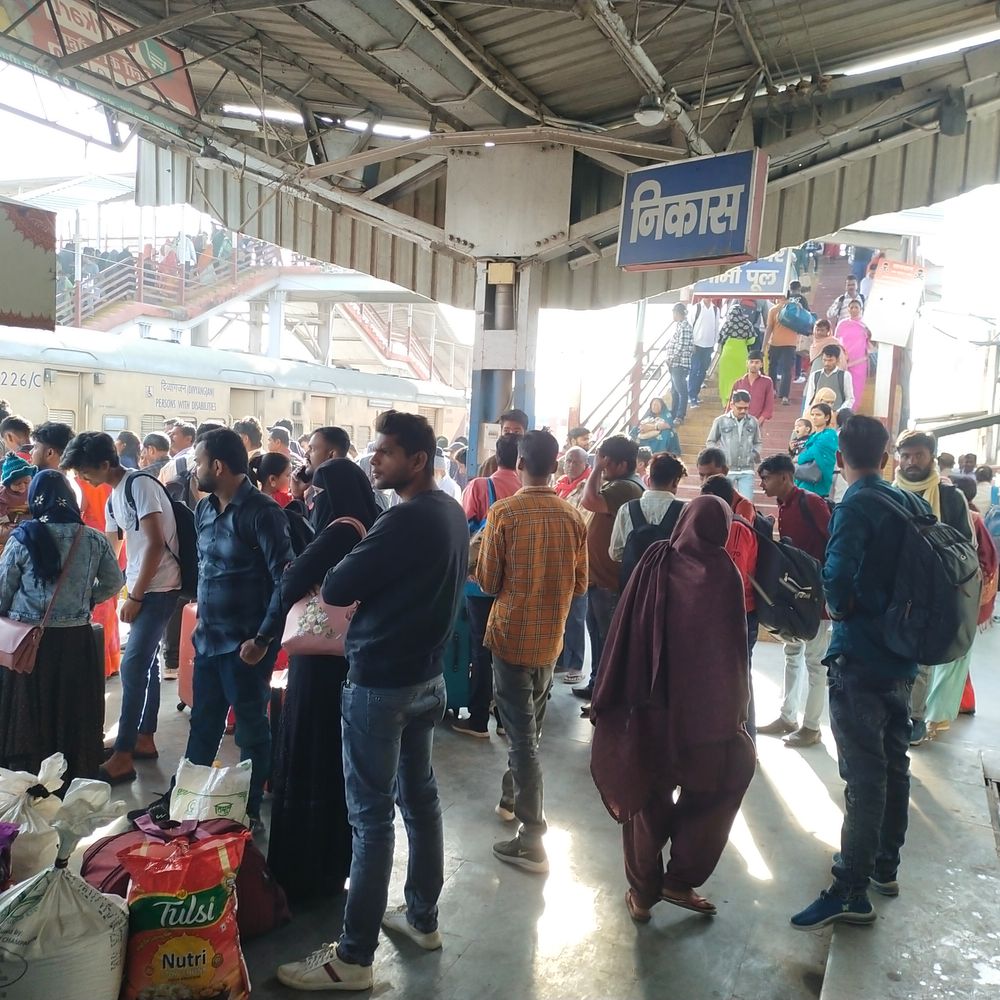 सहरसा से पंजाब जाने वाली अमृत भारत एक्सप्रेस ट्रेन 4:45 घंटे देर से सीतामढ़ी पहुंची, यात्रियों ने कहा-हमेशा लेट रहती है ट्रेन