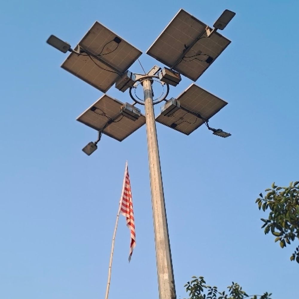 एक साल पहले लगाई गई सोलर स्ट्रीट लाइट खराब, घंटे भर भी नहीं जलती