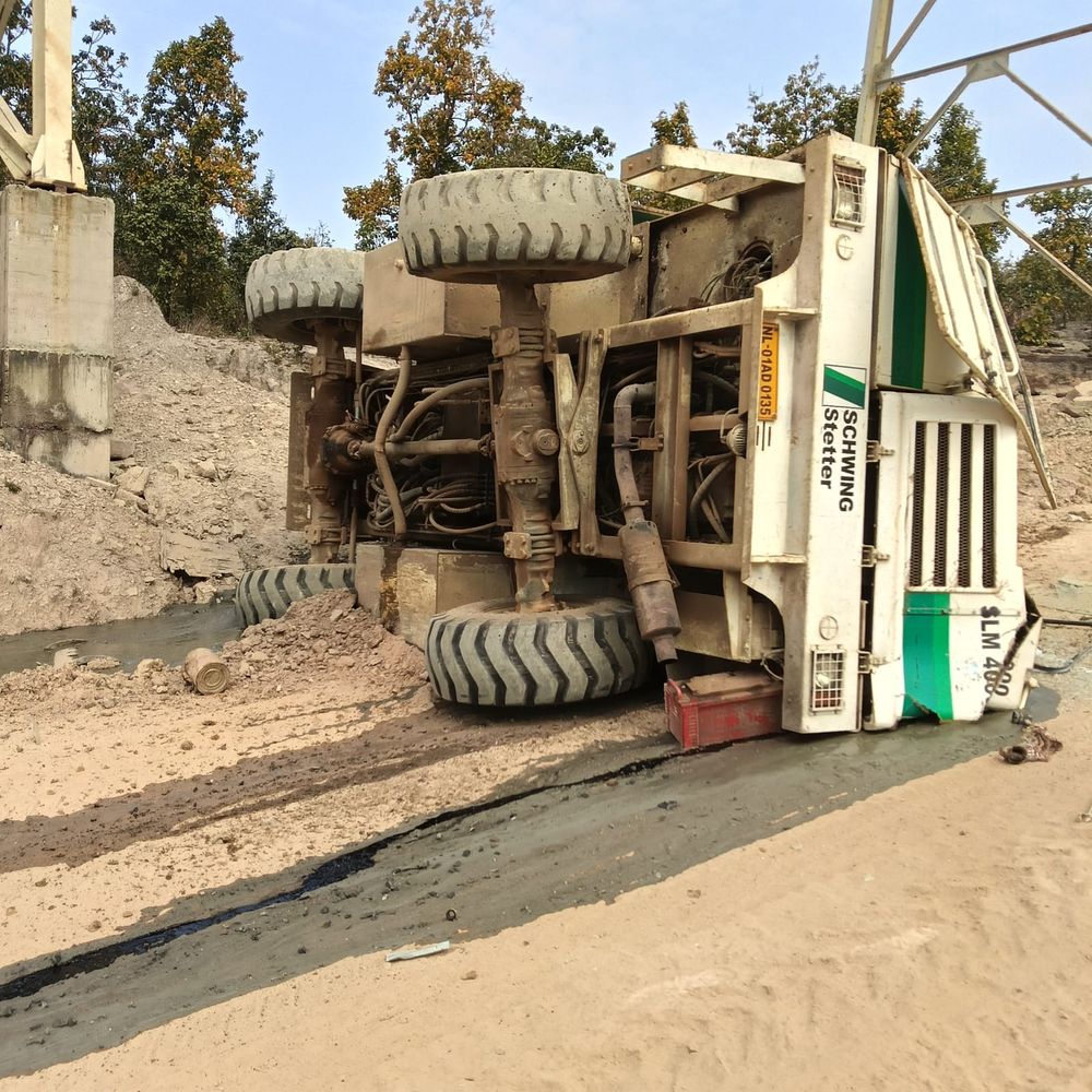 मिक्सिंग मशीन के पलटने से ऑपरेटर की गई जान