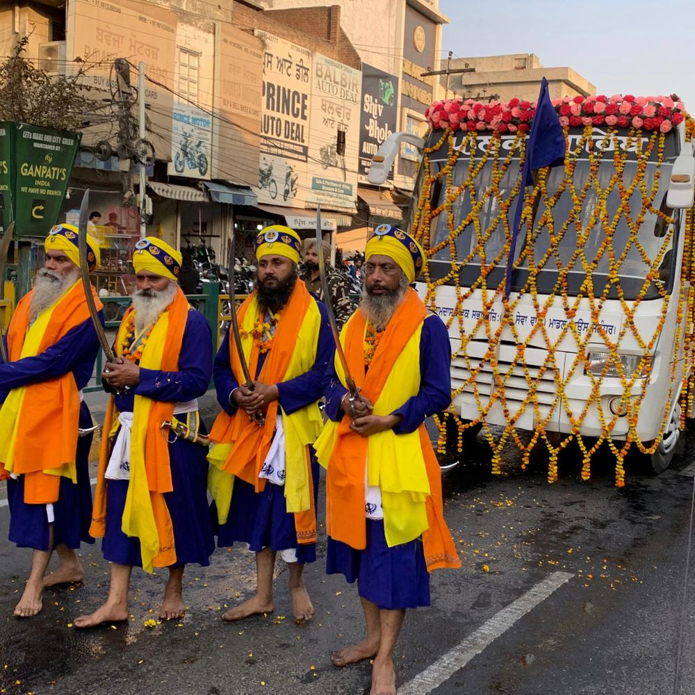 कश्यप राजपूत सभा और युवा शक्ति के सदस्यों ने की सेवा, साईं दास स्कूल से हुई शुरूआत