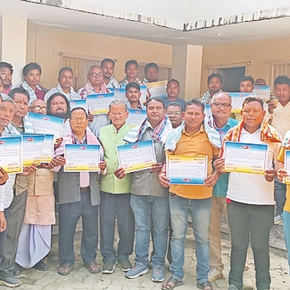 थारु महोत्सव मेला समिति में शामिल सहयोगियों को किया गया सम्मानित