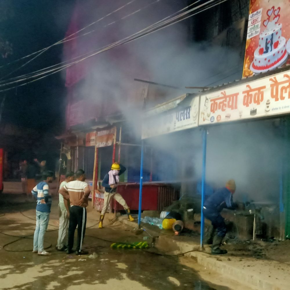 मिठाई दुकान में आग लगने से लाखों रुपए का नुकसान