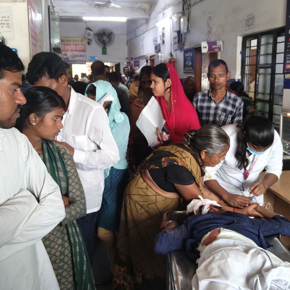 प्राथमिक उपचार के बाद गंभीर स्थिति को देखते हुए दोनों को बेहतर इलाज के लिए हायर सेंटर रेफर कर दिया