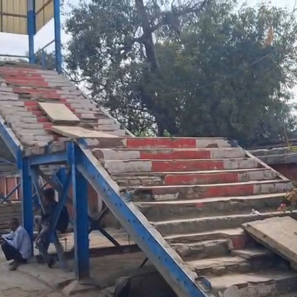 जमुई स्टेशन पर फुट ओवरब्रिज का रखा मलबा:एक साल बाद भी नहीं हटा, अमृत भारत योजना पर सवाल