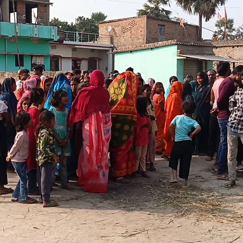 बेतिया में नवविवाहिता का शव पंखे से लटका मिला:6 माह पहले प्रेम प्रसंग फिर सहमति से मंदिर में शादी, भाई ने लगाया हत्या का आरोप