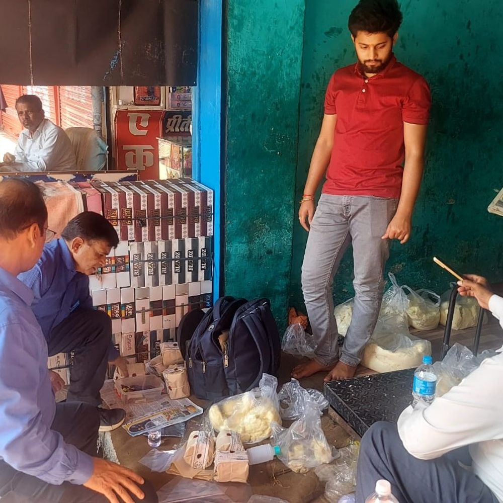 औरैया में मिलावटखोरी पर कार्रवाई, 7 नमूने जब्त:1000 किलो से अधिक मिठाई नष्ट, अभियान जारी