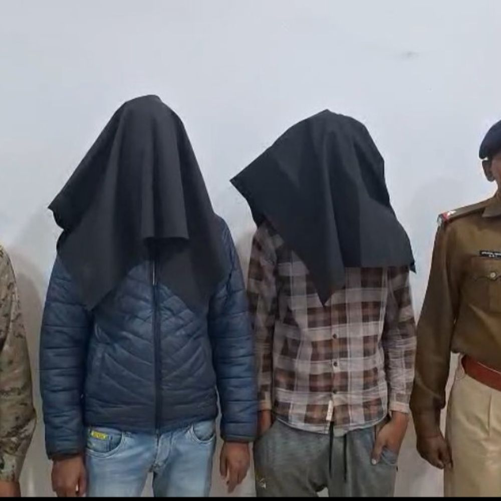 पाकुड़ में बालू माफियाओं का डीटीओ टीम पर हमला:अंगरक्षक-चालक से मारपीट, जबरन ट्रैक्टर लेकर भाग निकले; दो आरोपी गिरफ्तार