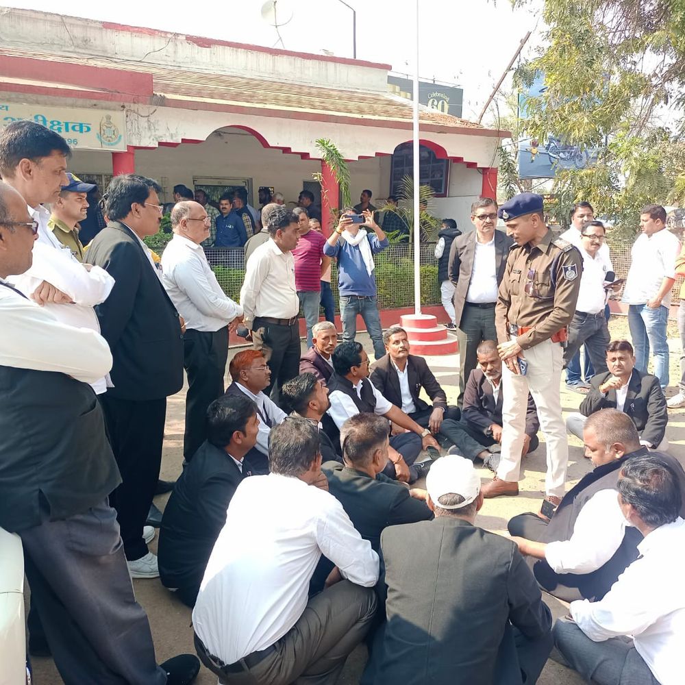 सतना के रघुराजनगर में वकील–तहसीलदार में तीखी नोकझोंक:न्यायालयीन कार्यवाही में मचा हंगामा; 45 मिनट बाद सहमति से विवाद सुलझा