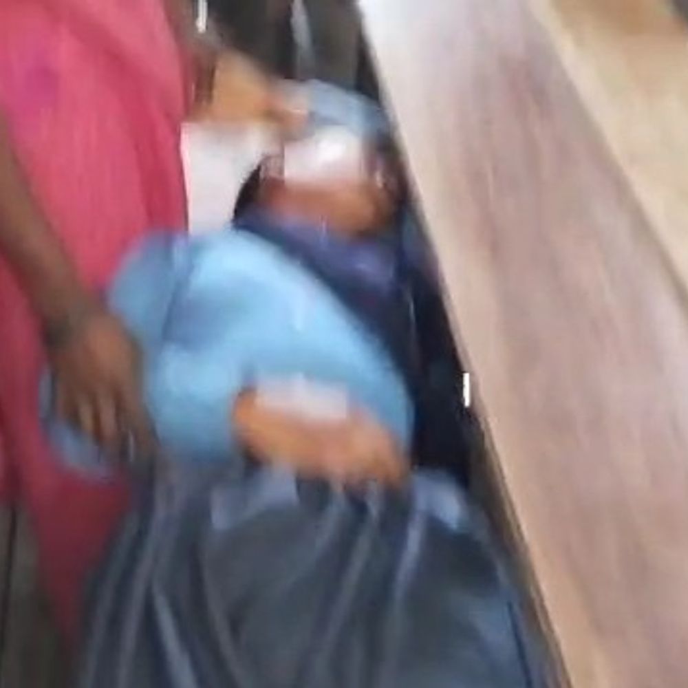 कैमूर के स्कूल में हफ्तेभर से बेहोश हो रहीं छात्राएं:प्रार्थना के दौरान गिरने की घटनाएं, डॉक्टरों ने कमजोर इम्यूनिटी बताई वजह