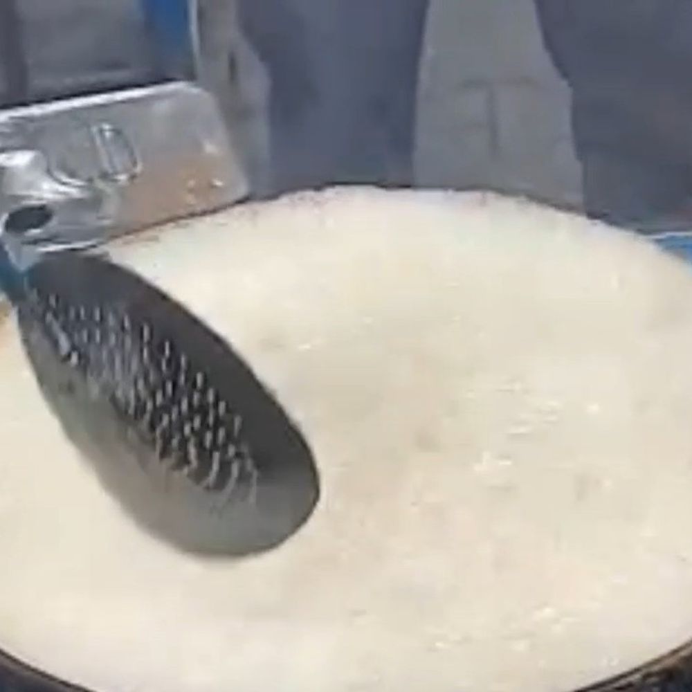 फरीदकोट में संदिग्ध रिफाइंड तेल को लेकर विवाद:स्वास्थ्य विभाग ने दिए सैंपलिंग के आदेश,कड़ाही में उबलने के बाद निकल रहा है बाहर