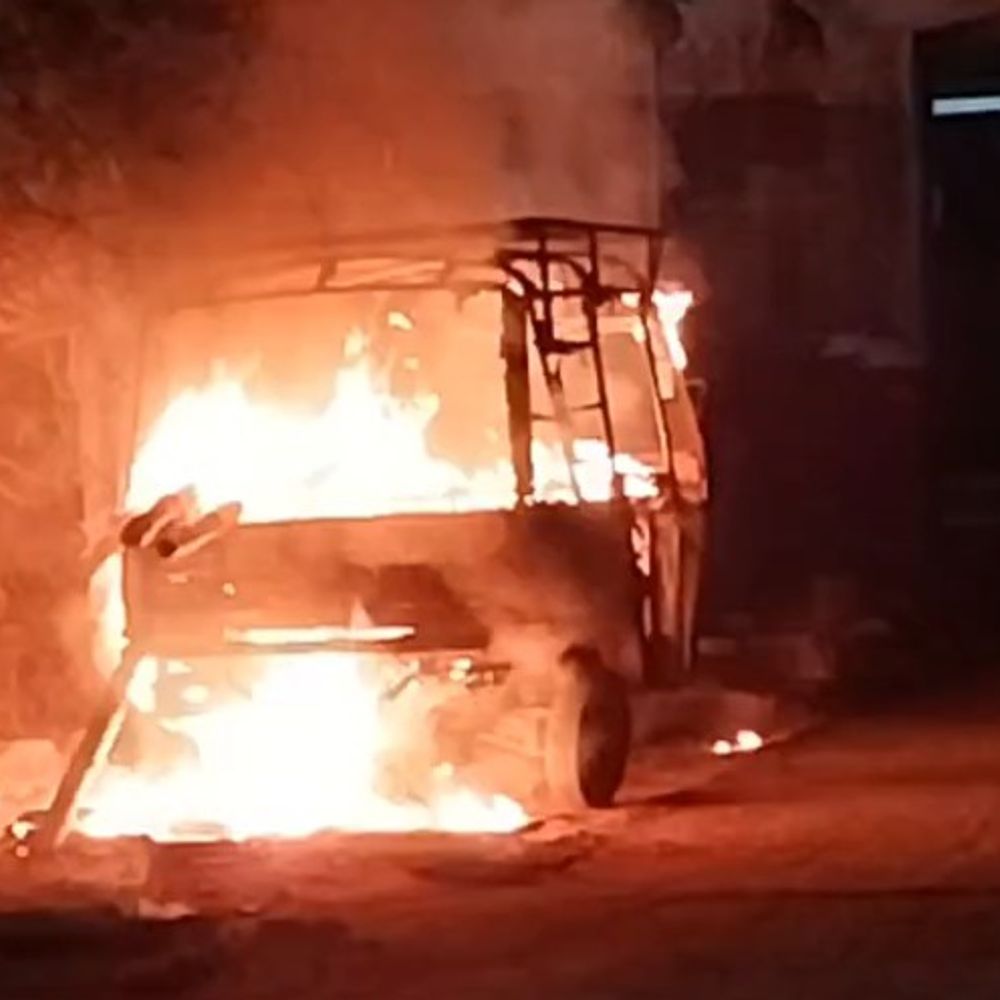 पन्ना में लकड़ियों से भरे ऑटो में आग:सड़क किनारे धू-धू कर जला टैंपो; बचाव कार्य से पहले जलकर खाक