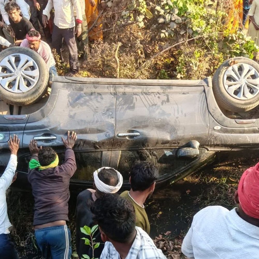 अरवल में अनियंत्रित स्कॉर्पियो गड्ढे में पलटी:गोह निवासी रंजय सिंह सुरक्षित, ग्रामीणों ने किया बचाव