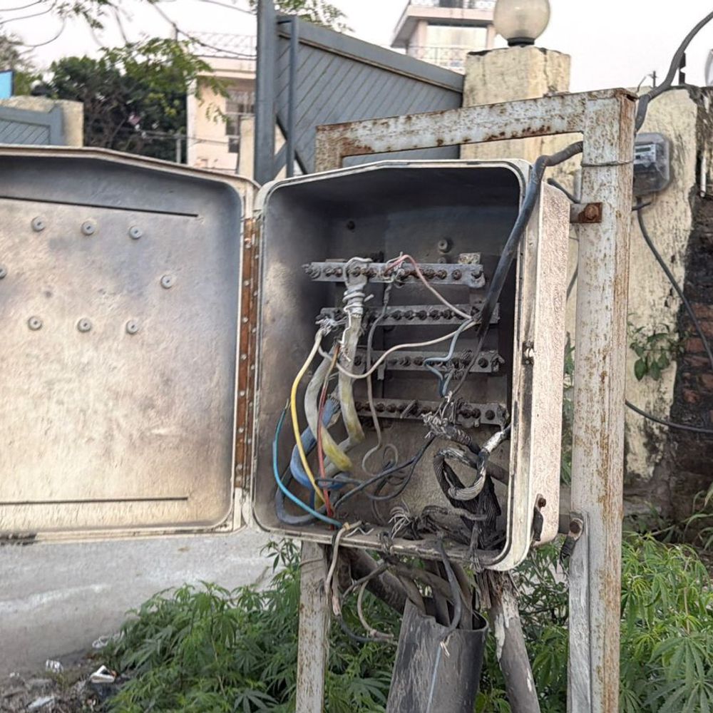 बिजली विभाग की लापरवाही, खुला विद्युत बॉक्स बना खतरा:रामपुर में PWD कार्यालय के पास नंगे तार, हजारों लोग गुजरते हैं