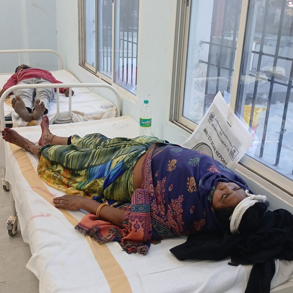 छत पर पानी गिराने को लेकर विवाद:गोपालगंज में दो पक्षों में मारपीट,लाठी-डंडे और धारदार हथियार से हमला; तीन घायल