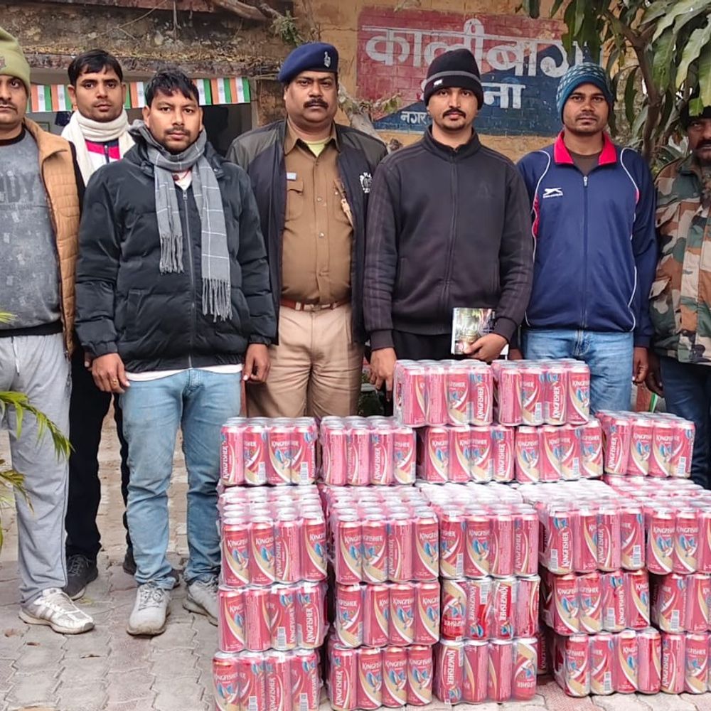 बेतिया में कार से 624 बोतल शराब जब्त:तस्कर भागा, गिरफ्तारी के लिए पुलिस की छापेमारी जारी