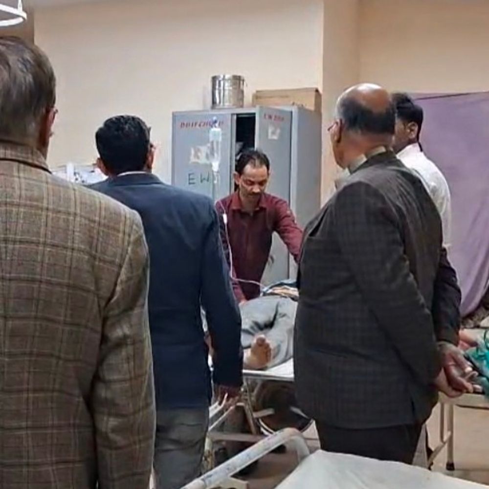 चूरू में कार पलटने से युवक घायल:गंभीर हालत में इलाज जारी, चलकोई गांव के पास हुआ हादसा