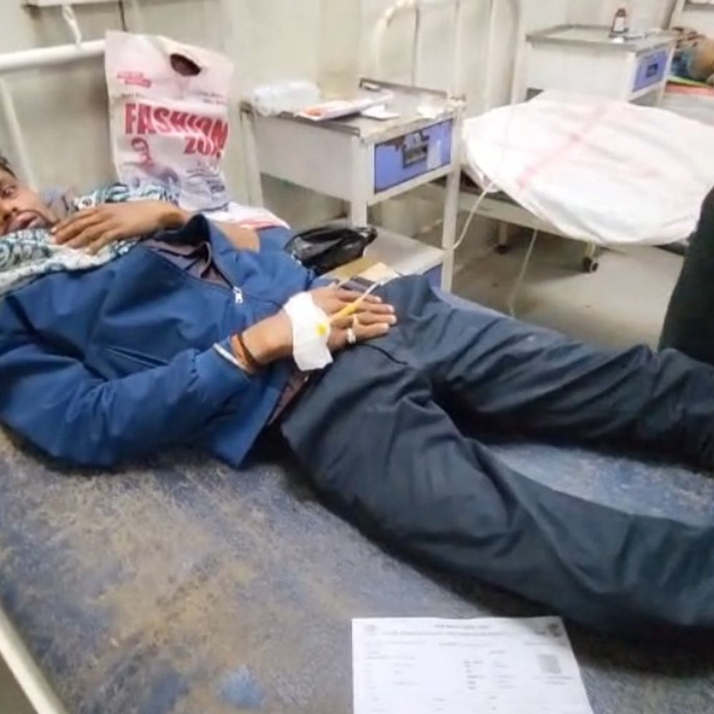 दबंगों ने लाठी-डंडों से पीटा,मोबाइल छीना; दुकान में लगाई आग:जहानाबाद में बीच-बचाव करने पर मुर्गा दुकानदार घायल