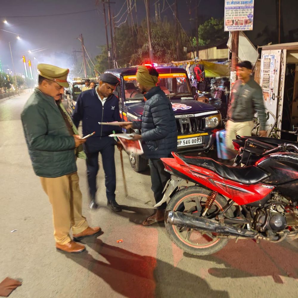 मऊ में 232 गाड़ियों का चालान:चेकिंग में तीन वाहन सीज, काली फिल्म हटाई