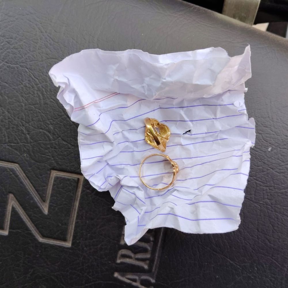 कोडरमा में खुद को पुलिसकर्मी बता बुजुर्ग से की ठगी:सोने की अंगूठी निकाल दो बदमाश हुए फरार