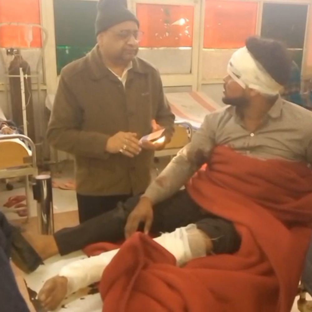 फिरोजाबाद ट्रामा सेंटर में CMS का औचक निरीक्षण:मरीजों को बाहर की दवा न लिखने के निर्देश,  सफाई व्यवस्था पर दिए सख्त निर्देश