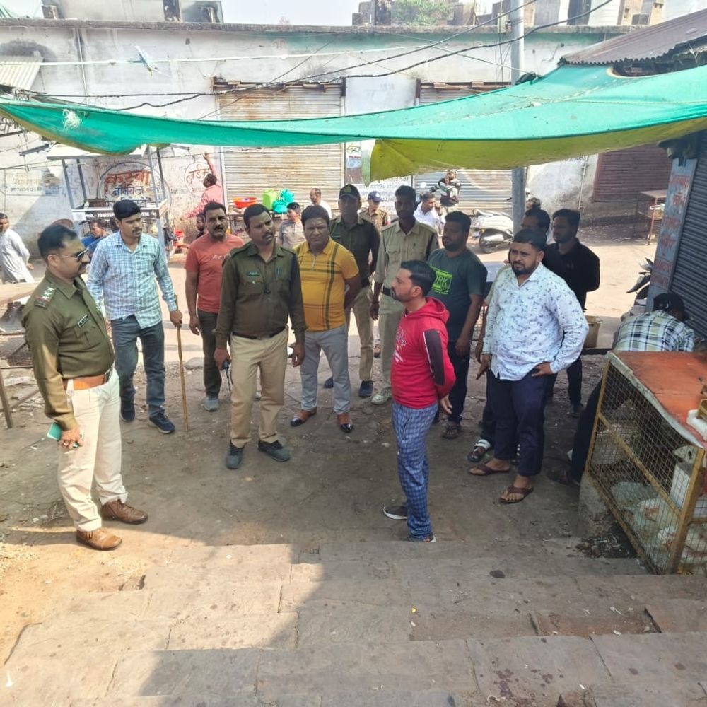 टीकमगढ़ पुलिस ने मीट दुकानों का निरीक्षण किया:खुले में मीट बेचने पर प्रतिबंध, सड़क से फल-सब्जी के ठेले हटवाए