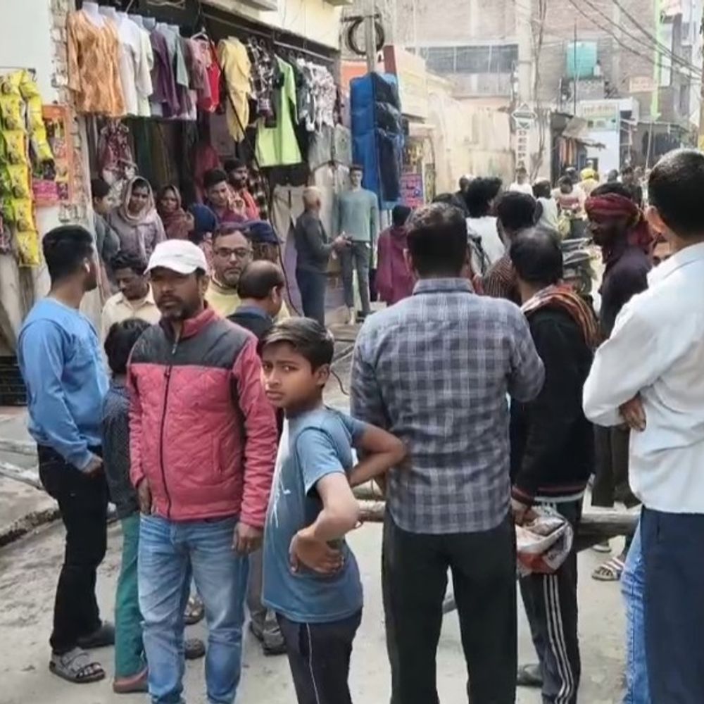 भागलपुर में हाई टेंशन तार से ट्रक में लगी आग:वाहन चालक ने कूदकर बचाई जान, बड़ा हादसा टला