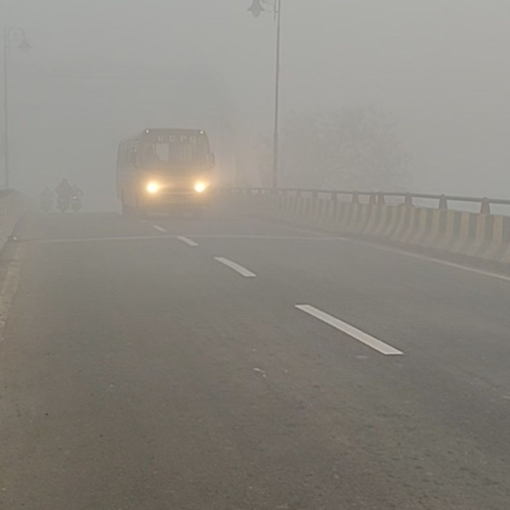 हाथरस में घना कोहरा, विजिबिलिटी 10 मीटर:यातायात प्रभावित, कई ट्रेनें घंटों देरी से चल रही, न्यूनतम तापमान 11 डिग्री सेल्सियस