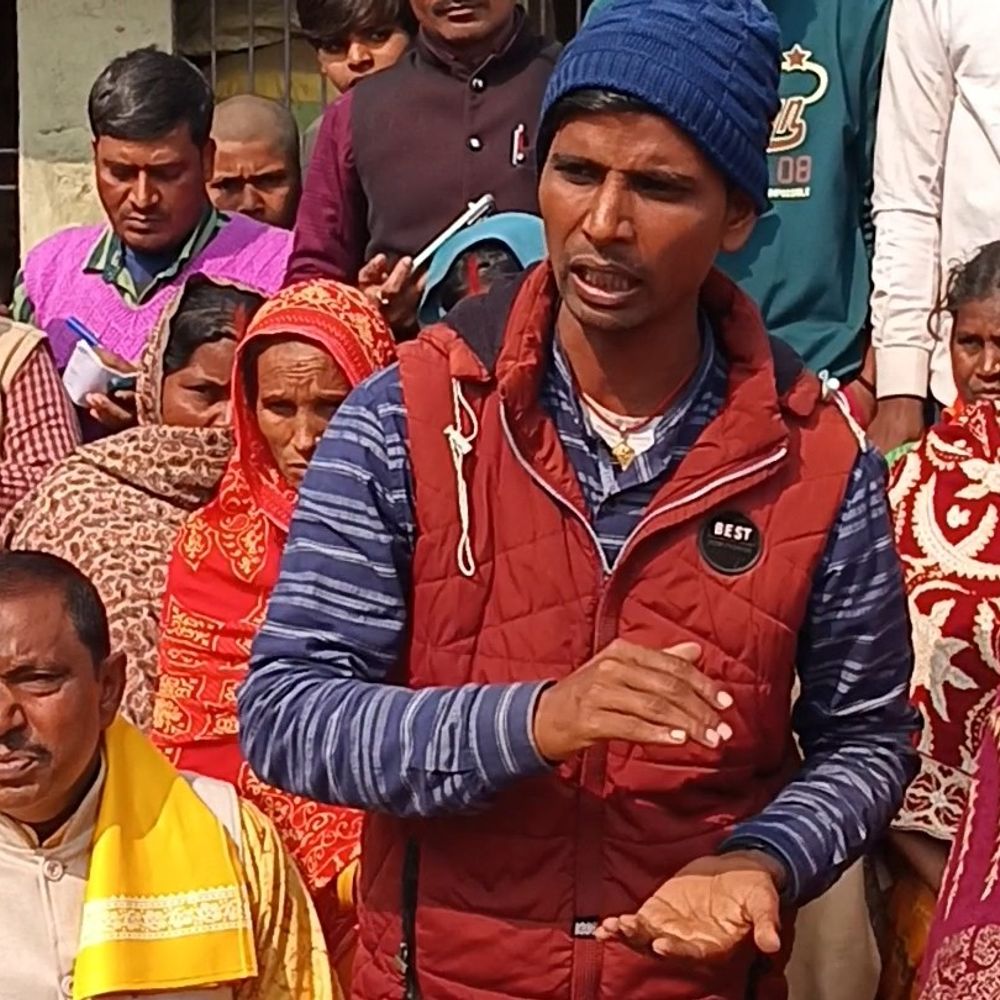 पीड़ित परिवार से मिलने पहुंचे प्रशांत किशोर:बेतिया में ट्रैक्टर ट्रॉली दुर्घटना में हुई बच्चे की मौत, ग्रामीणों की शिकायतें सुनी