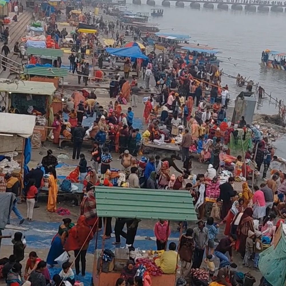 माघी पूर्णिमा पर पांचाल घाट पर उमड़ी भीड़:सुबह 3 बजे से शुरू हुआ गंगा स्नान, अब तक करीब 30 हजार लोगों ने लगाई डुबकी