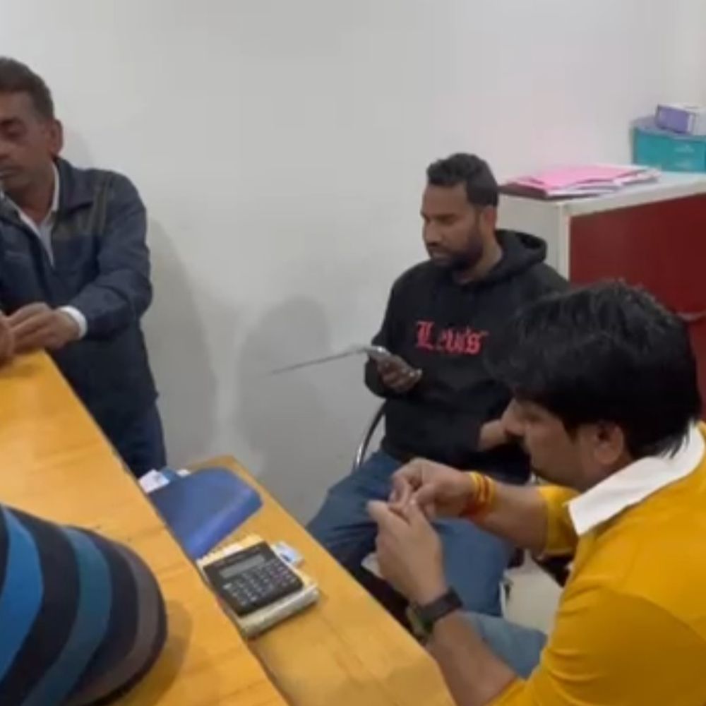 मेरठ अस्पताल ने आयुष्मान कार्ड ठुकराया, 1.30 लाख वसूले:बुजुर्ग महिला के परिजनों ने किया हंगामा, छात्र नेता पहुंचे