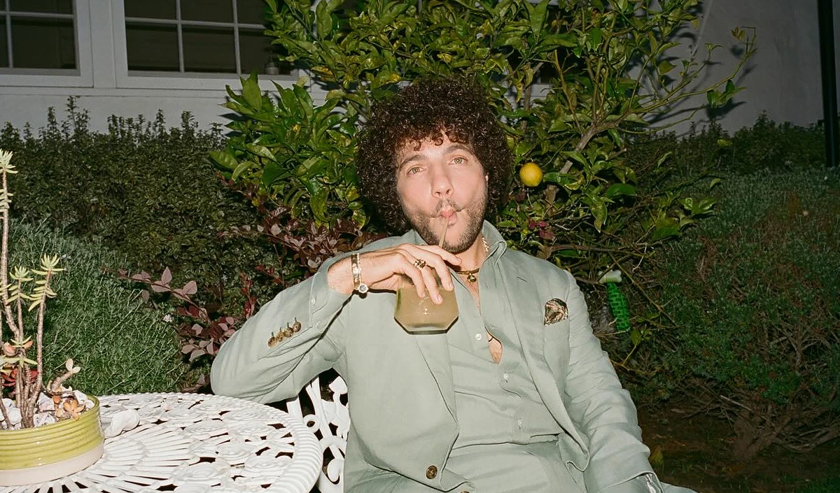 Benny Blanco का ‘गंदे पैरों’ वाली ट्रोलिंग पर करारा जवाब! Jimmy Kimmel Live Show पर मोजा उतारकर दिखाए ‘साफ पैर’