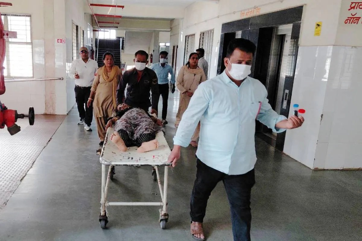 जेल में महिला कैदी ने कांच की चूड़ियां पीसकर खाईं, पति की हत्या का है आरोप