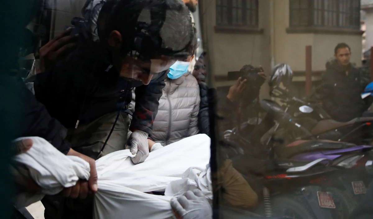 कफन के लिए भी ‘कमीशन’? पैसे न देने पर बिना ढंके नग्न ही दे दिया शव…नोएडा के पोस्टमार्टम हाउस में इंसानियत शर्मसार | Noida Mortuary Video