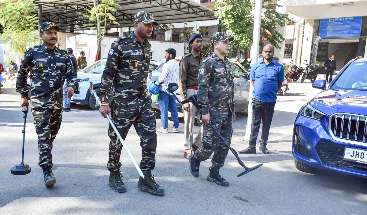 Delhi Schools Bomb Threat | दिल्ली के स्कूलों में बम की दहशत: कई प्रतिष्ठित शिक्षण संस्थानों को मिले धमकी भरे ईमेल