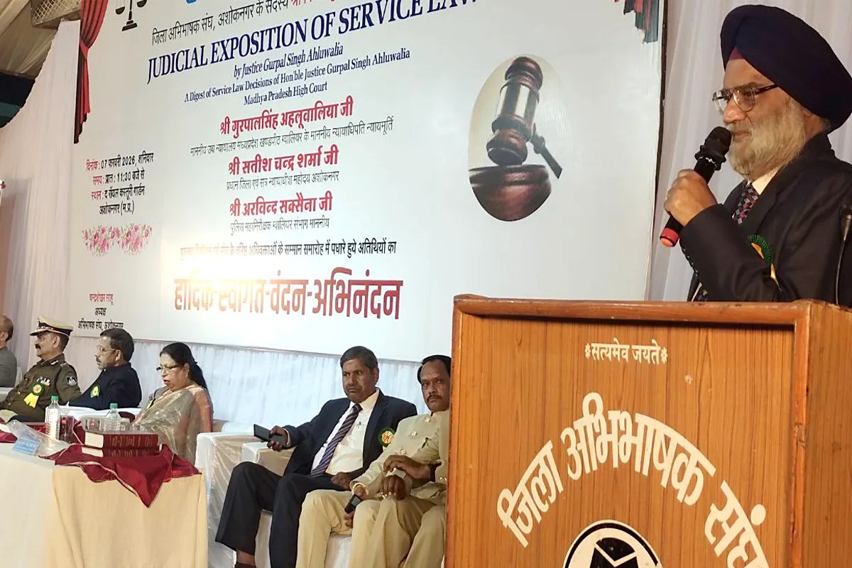 देश की पहली सर्विस लॉ बुक का विमोचन, न्यायधीश ने दी वकीलों और जजों को सेवा की अनूठी सीख