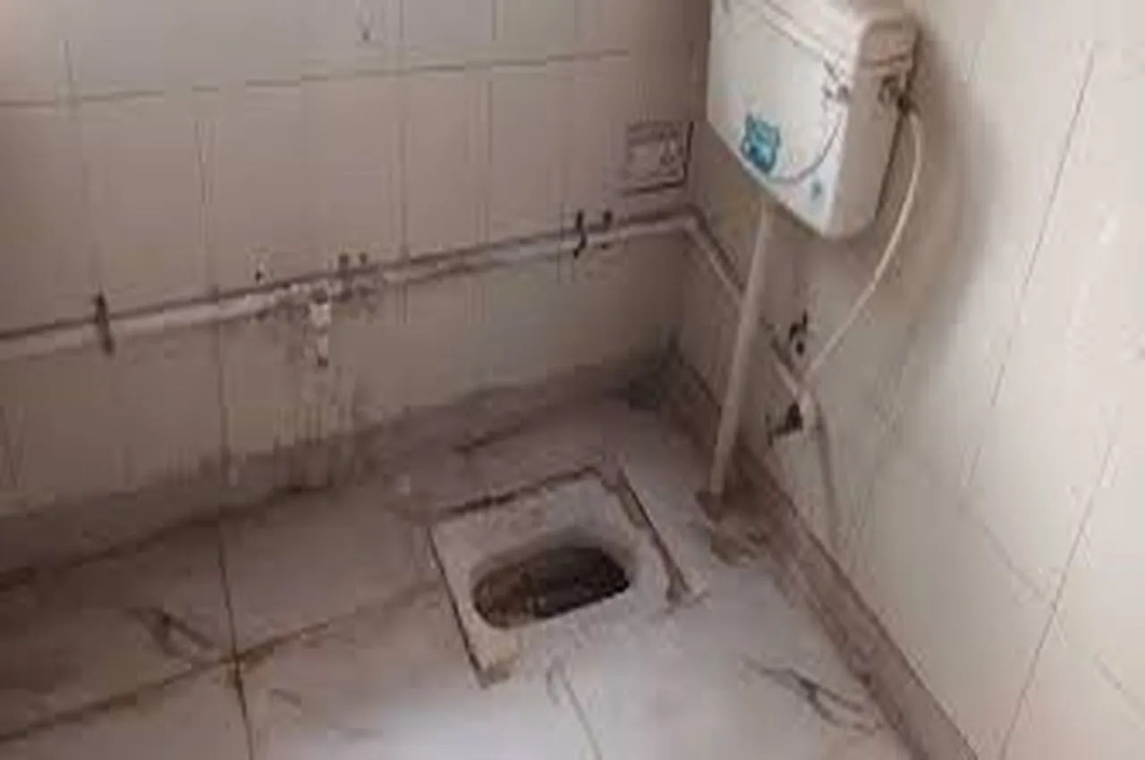 सार्वजनिक शौचालय है इसलिए कौन ले सुध