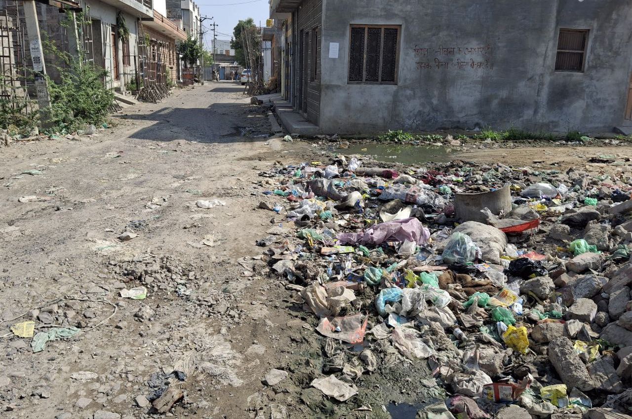 गंदगी का आलम… कचरे के ढेर, सड़कों पर पसरा पानी