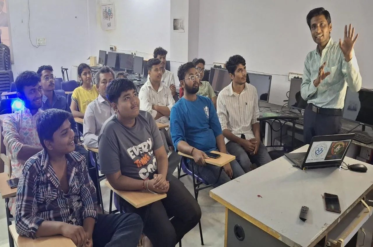 छात्रों ने एआइ से सीखा गेम कोड तैयार करना, डिजाइन बनाना