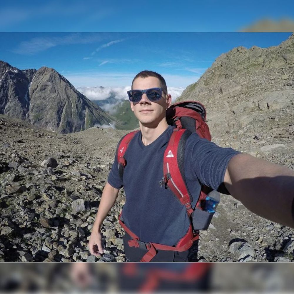 ब्रिटिश पर्वतारो​ही क्रिस क्रिस्टेया का हैरान करने वाला अनुभव:15 हजार फीट ऊंचाई पर पिता-बेटे को मौत से बचाया, बदल गई जिंदगी