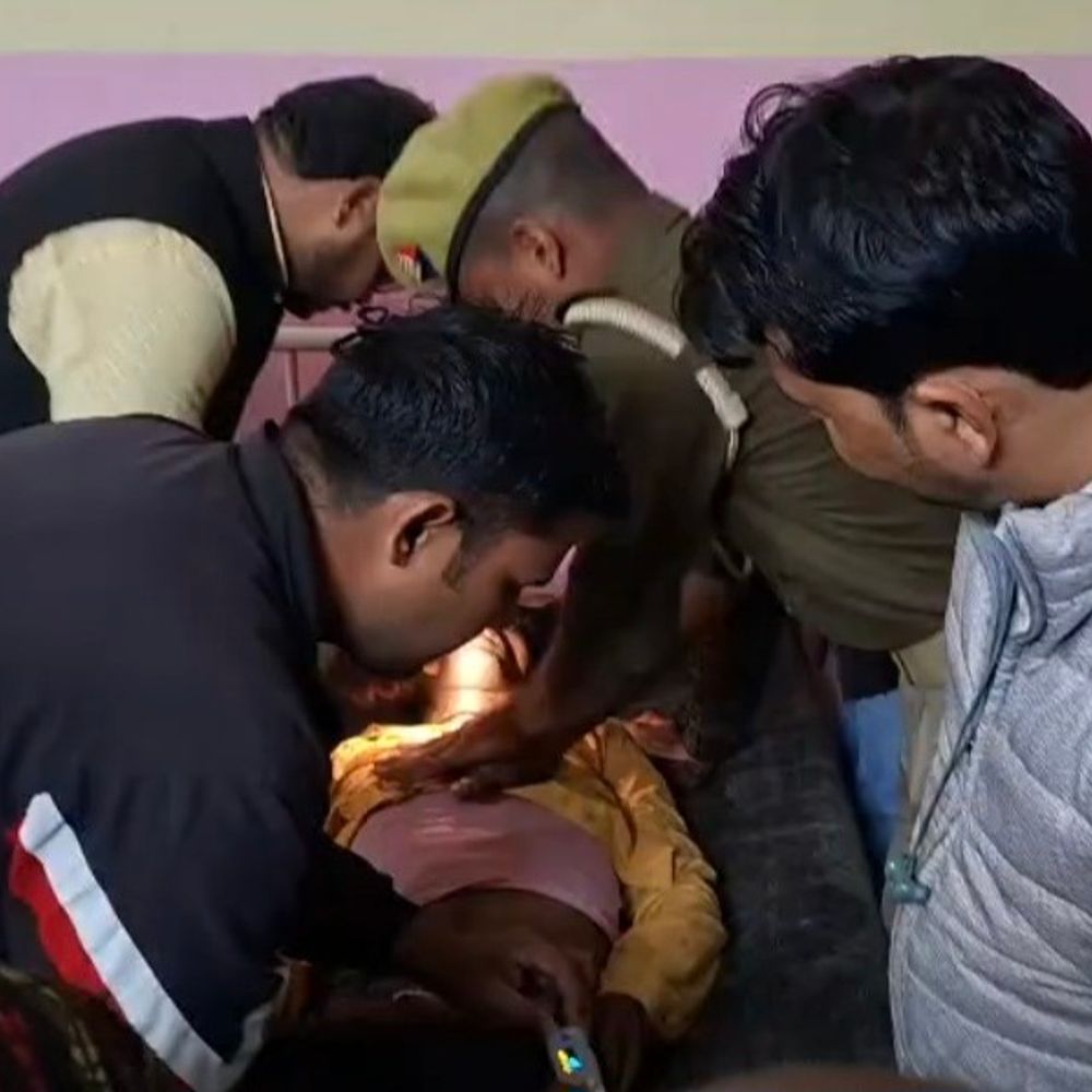 संभल में पिकअप पलटी, अमरोहा के व्यक्ति की मौत:गाय बचाने में हुआ हादसा, 15 लोग घायल, 9 गंभीर हालत में रेफर