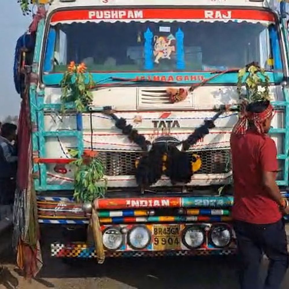 जमुई में नरियाणा पुल पर ट्रक फंसा, एक घंटे जाम:भारी गाड़ियों के आने-जाने पर पहले से नो एंट्री, मौके पर पहुंची पुलिस
