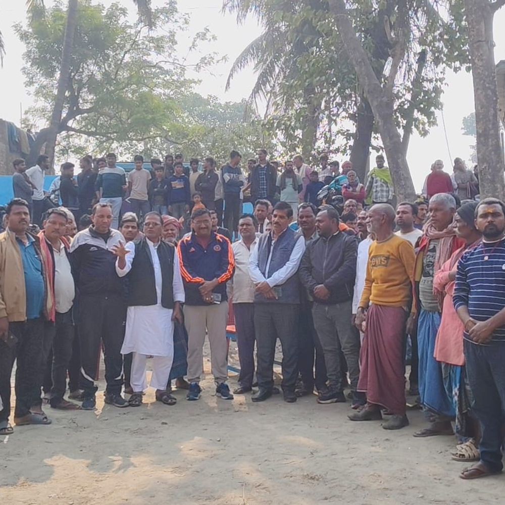 ‘शराबबंदी के बावजूद हो रहा खुलेआम नशा’:कुर्सेला में स्मैक-शराब के खिलाफ महापंचाय, ग्रामीण बोले- पुलिस कार्रवाई करे